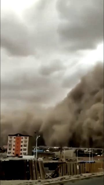 Песчаная буря подходит к столице Монголии