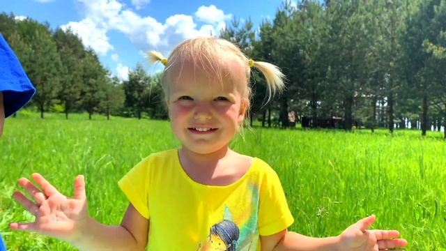 Алекс и Тина идут на пикник в парк с мамой и папой