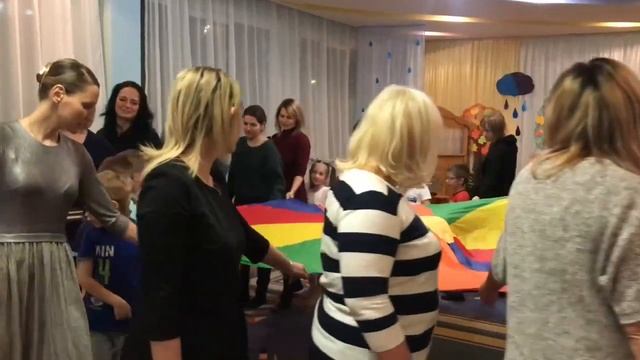 Музыкальная игра "Мы поднимем парашют, Ваня с Машей побегут"