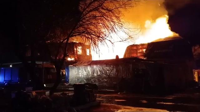 В Анапе сгорела база отдыха и штаб волонтеров.
