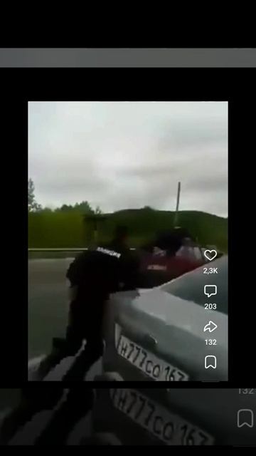 Полиция пытается задержать водителя девятки, но тот дал по газам. Крутое задержание