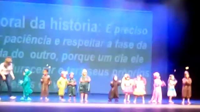 Nicolly Luiza Alcântara, apresentação no teatro da escola Arco-Iris