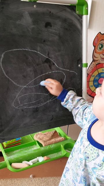 МАЛЫШ РИСУЕТ