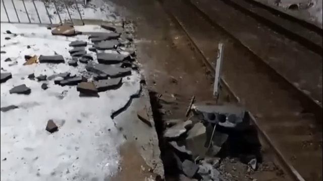 В Подмосковье последний вагон электрички  разнёс часть платформы