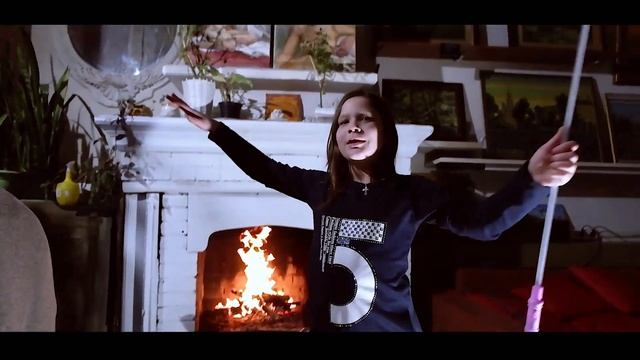 Первый клип Машы в студии. С Новым Годом всех...(Маша)