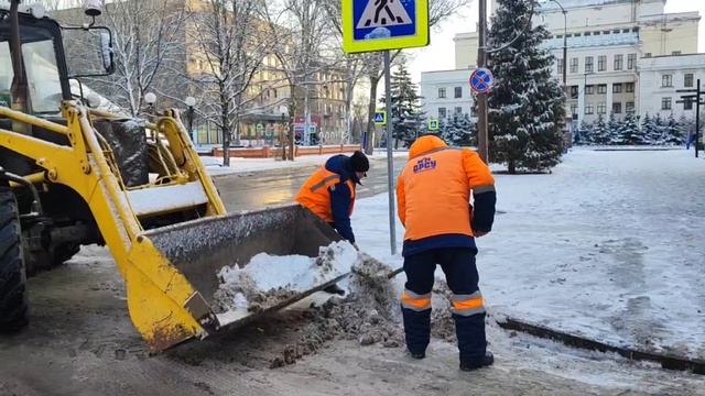 Коммунальные службы города продолжают уборку снега на улицах нашего города. На протяжении ночи для р