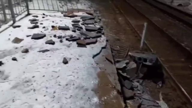 В Подмосковье пассажирский поезд немного сошел с рельсов и столкнулся с платформой.