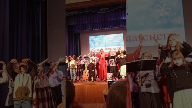 Песня называется "Будьте солнышками на земле"! Исполняет певица Юлия Славянская!