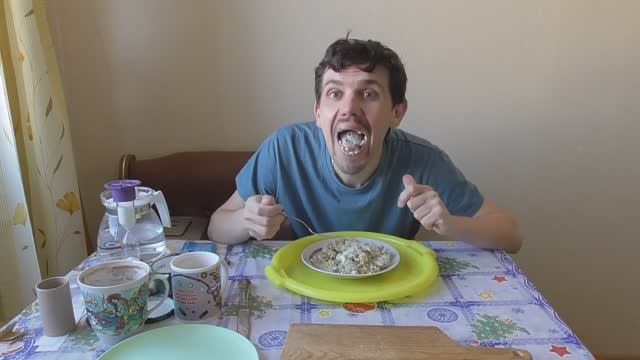 ОБЖОР НА ОЧЕНЬ ВКУСНЫЙ РЫБНЫЙ САЛАТ МИМОЗА! НЕ ЖЕНИТЕСЬ В МАЕ!