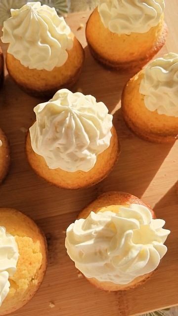 Сегодня третий день, как я делаю эти маффины с кремом 😍❤️
#маффины #рецепт #кчаю#вкусно#приготовит