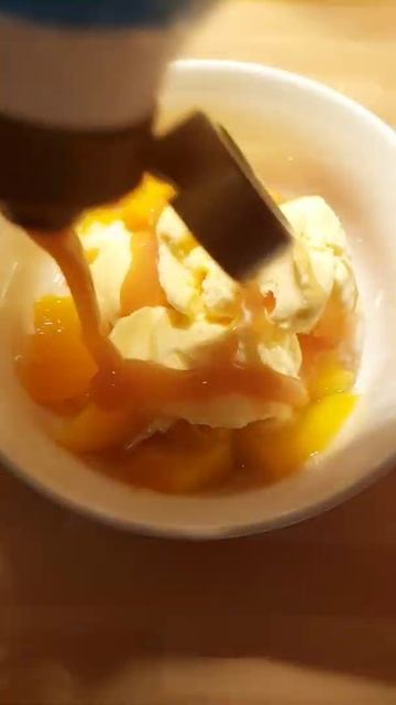 Peaches and Vanilla Ice Cream With Toffee Flavour Dessert Sauce