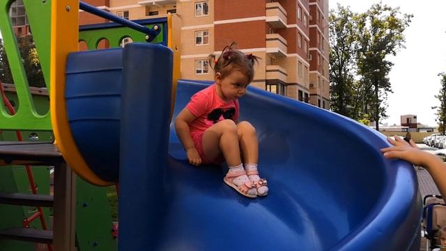 Ангелина  с лялей на прогулке.Часть 1 Детское видео Angelina with lily on a walk. Child video