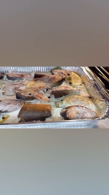 Горбуша на луковой подушке запечённая в сливках