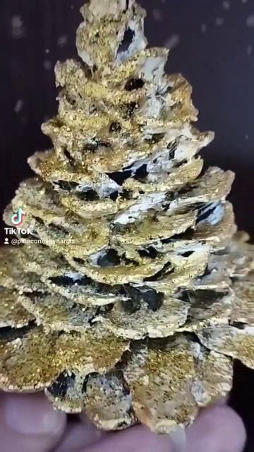 Елочки из сосновых шишек 🌲#ручнаяработа #pinecone #gift #eco