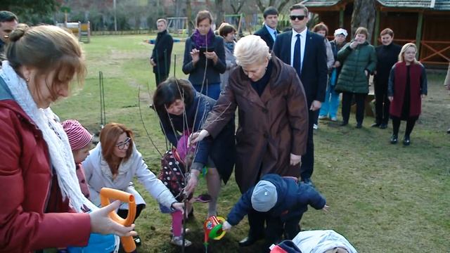 Prezidentė kartu su Vilniaus sutrikusio vystymosi kūdikių namų vaikais sodina vaismedžius