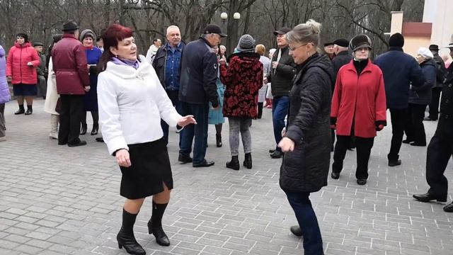 25.03.20г..."У Шiнку Милая"... звучит на танцполе в Гомельском парке Луначарского...
