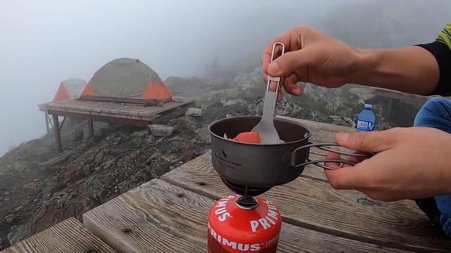 Easy Backpacking Food | Tomato Pasta | Golden Ears Backcountry Camping | 【キャンプ飯】カナダの山頂でトマトソースパスタ
