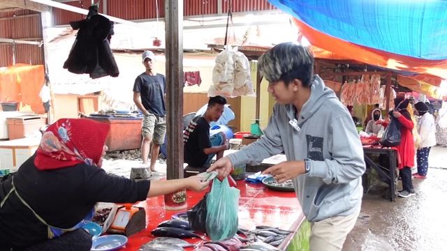 MODAL 300 RIBU DAPAT BANYAK!  PERDANA BELI PAKAN IKAN MONSTER DI PASAR TRADISIONAL