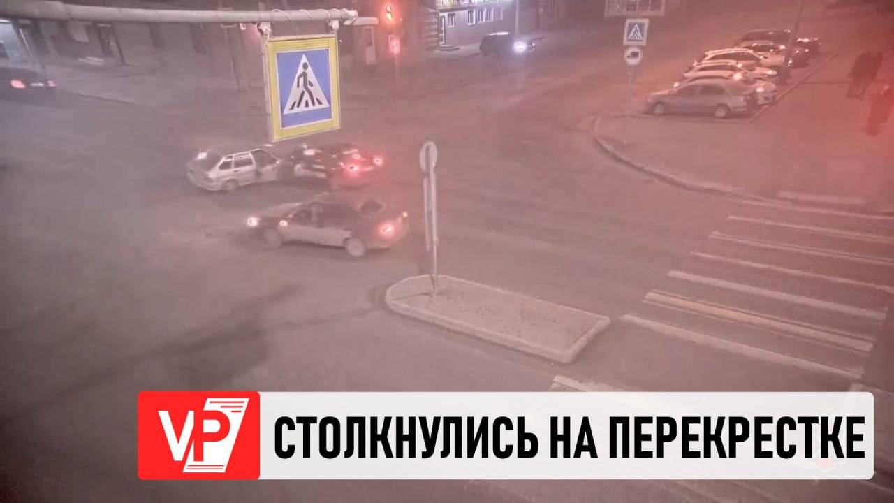 НА ВИДЕО ЗАСНЯЛИ СТОЛКНОВЕНИЕ МАШИН НА ПЕРЕКРЕСТКЕ В ВОЛГОГРАДЕ