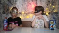 Пробуем синюю и розовую еду из магазина.