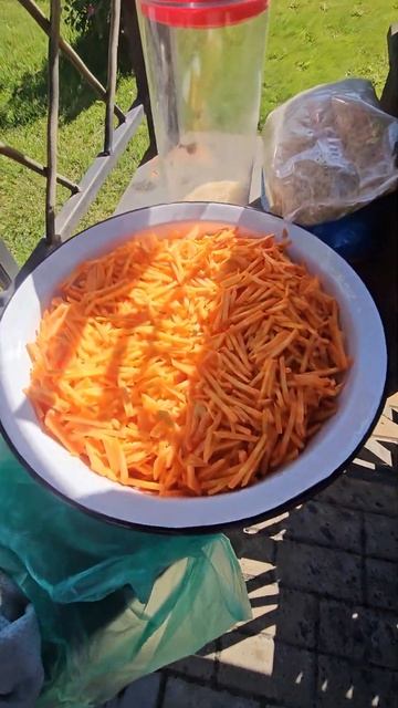 Слой лука уже положен. Плов обещает быть вкусным!