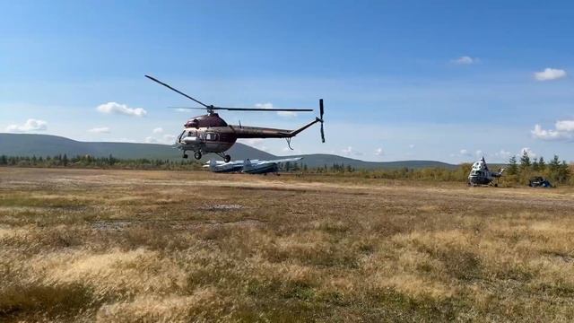 Взлёт вертолёта Ми-2, аэродром Томтор
