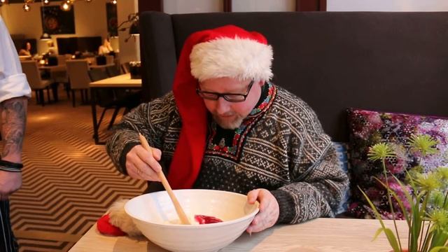 Nisse-Inge smaker på julegrøten på Hotel Norge i Kristiansand