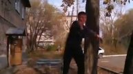 Парень прикольно танцует тик-тоник