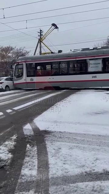 Трамвай протаранил автомобиль по улице Красных Зорь.