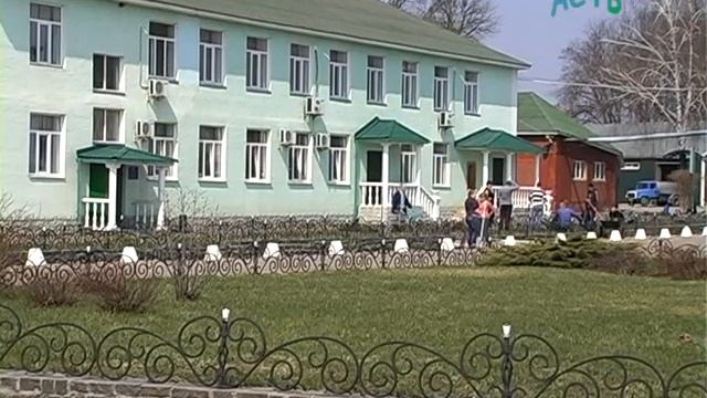 23-04-13 Укррефтранс засадили голубими ялинками