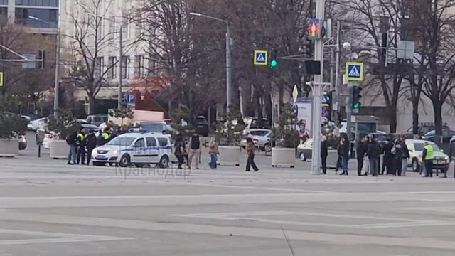 На Красной происходит какая-то массовая потасовка. Полиция пытается справиться с ситуацией.