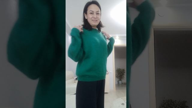 Готов зелёный джемперочек из мохера. Описание в телеграмм выложила.