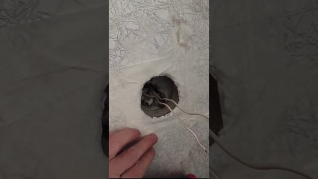 меняю розетку и подрозетник в квартире