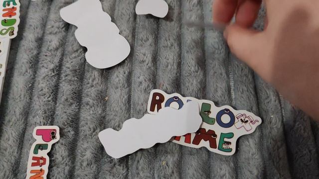 Клеим наклейки с алфавитом лор, наши наклейки с алфавитом лора, alphabet lore