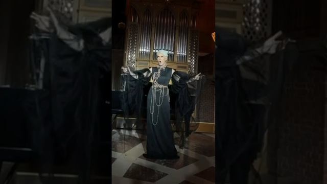 Когда оперную Диву одел кутюрье #ICELATTEBAROQUE #искусство #опера #барокко #черноеплатье