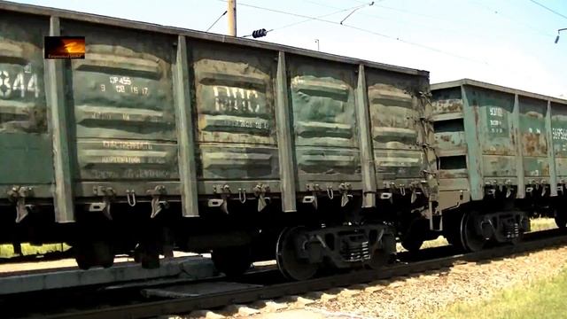 2ЕЛ5-016 с грузовым поездом по станции Бугаз.