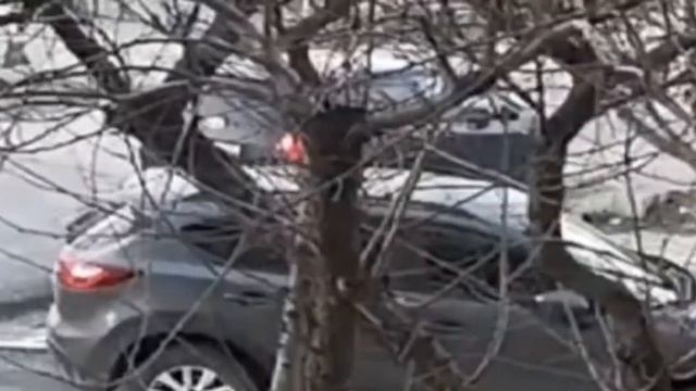 Девушка провалилась в открытый люк в Новороссийске.
