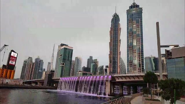 Дубай, район Эль-Васль. Мост с водопадом. Прекрасное место для прогулок.
