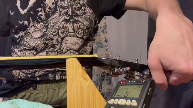 Настройка акустической гитары с помощью тюнера прищепки. Мастерская рыбачкина