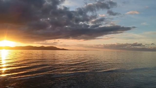 Вечернее солнце над морем.