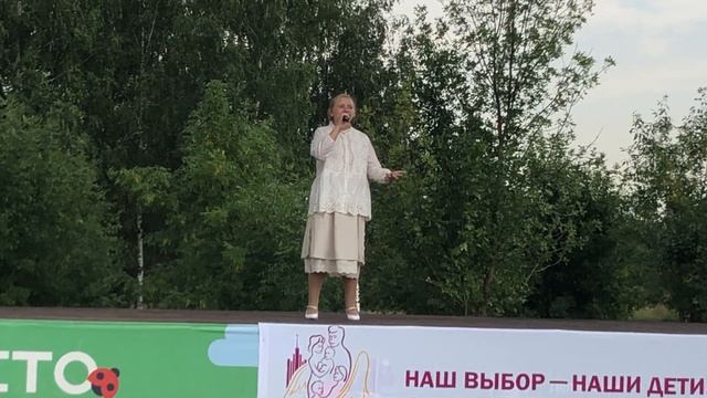 "Смотрю в озера синие" - поет Олеся Тараненко в Митино на празднике в честь "Российского флага"