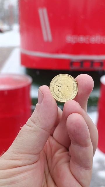 НЕЛЬЗЯ поднимать монету с земли если она лежит орлом вниз!