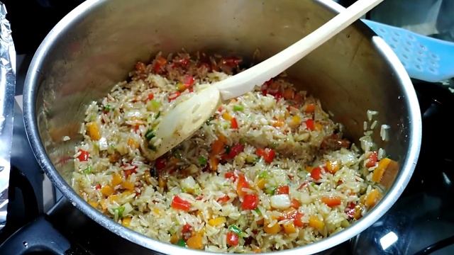 Orez integral cu legume si Hamburger din carne de vita | Rețete De toate pentru voi
