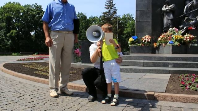 Тече вода із-за гаю