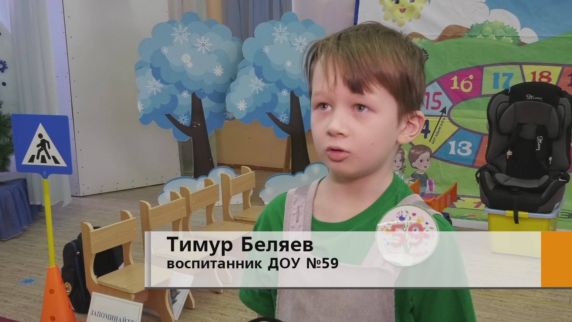 Светофор мигал красным и зеленым цветом,