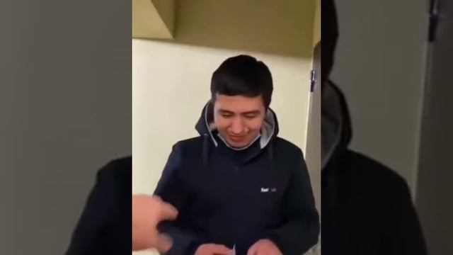 Араб мехмони доставщик болага 500$ ва кийимлар эхсон килди