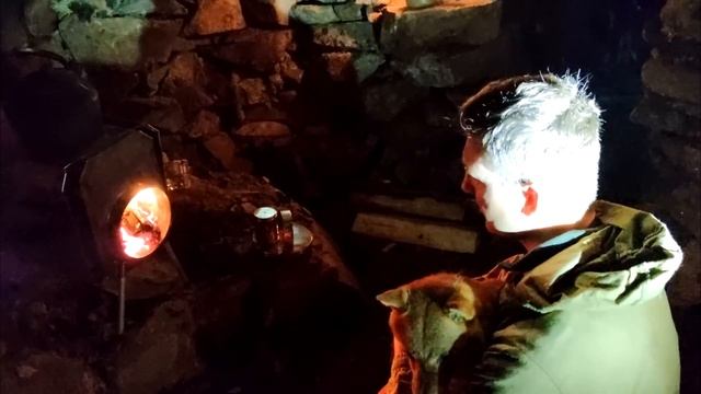 Лесные - 24 часа в каменном доме с рыжим зверем -  пугаем медведя, строим водосбор, жарим мясо