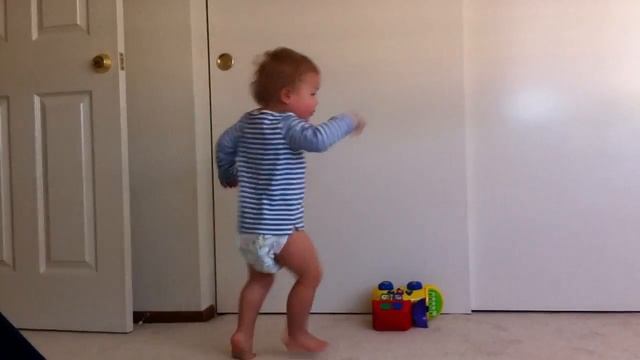 Eric dancing to his toy music - Эрик танцует
