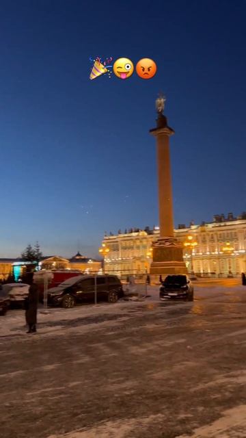 В Петербурге сейчас возводят евро-ёлку  Это видимо модный арт-объект ? Светящаяся колбаса !