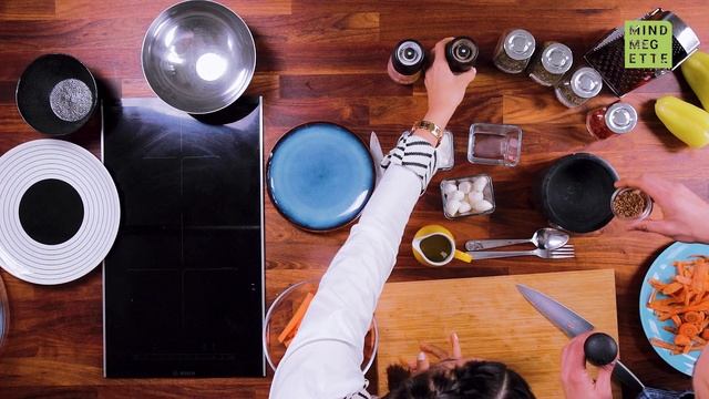 Mozzarellás csirke sült répával és uborkasalátával | Mindmegette.hu